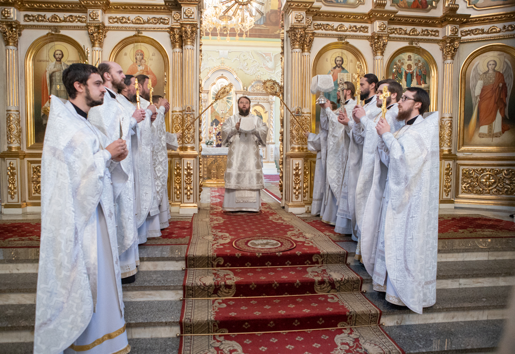 Служба великой вечерни. Литургия Василия Великого. Саратов Покровский храм литургия. Архиерейская служба в ХХС.