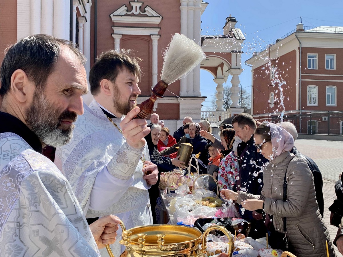 В какой день святят пасхи. Освящение Пасхи. Освещение Пасхи в церкви. Пасхальная служба. Освящение куличей на Пасху.