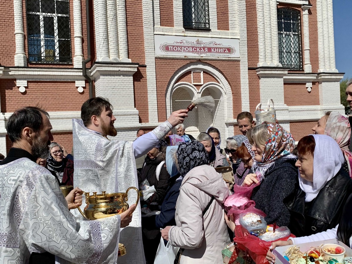 В день пасхи освящают куличи. Освящение пасхальной снеди. Освящение снеди на Пасху. Освящение куличей на Пасху. Рыбница Пасха освящение.