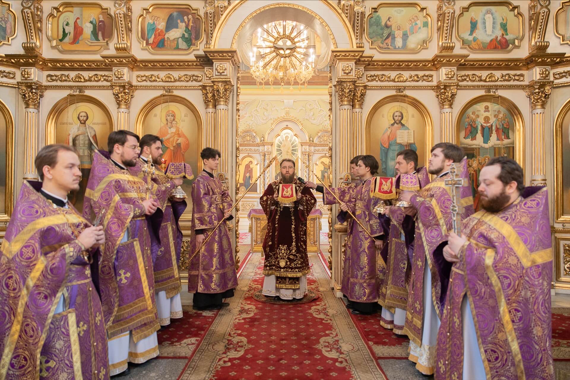 Праздничная литургия в Покровском соборе Барнаула