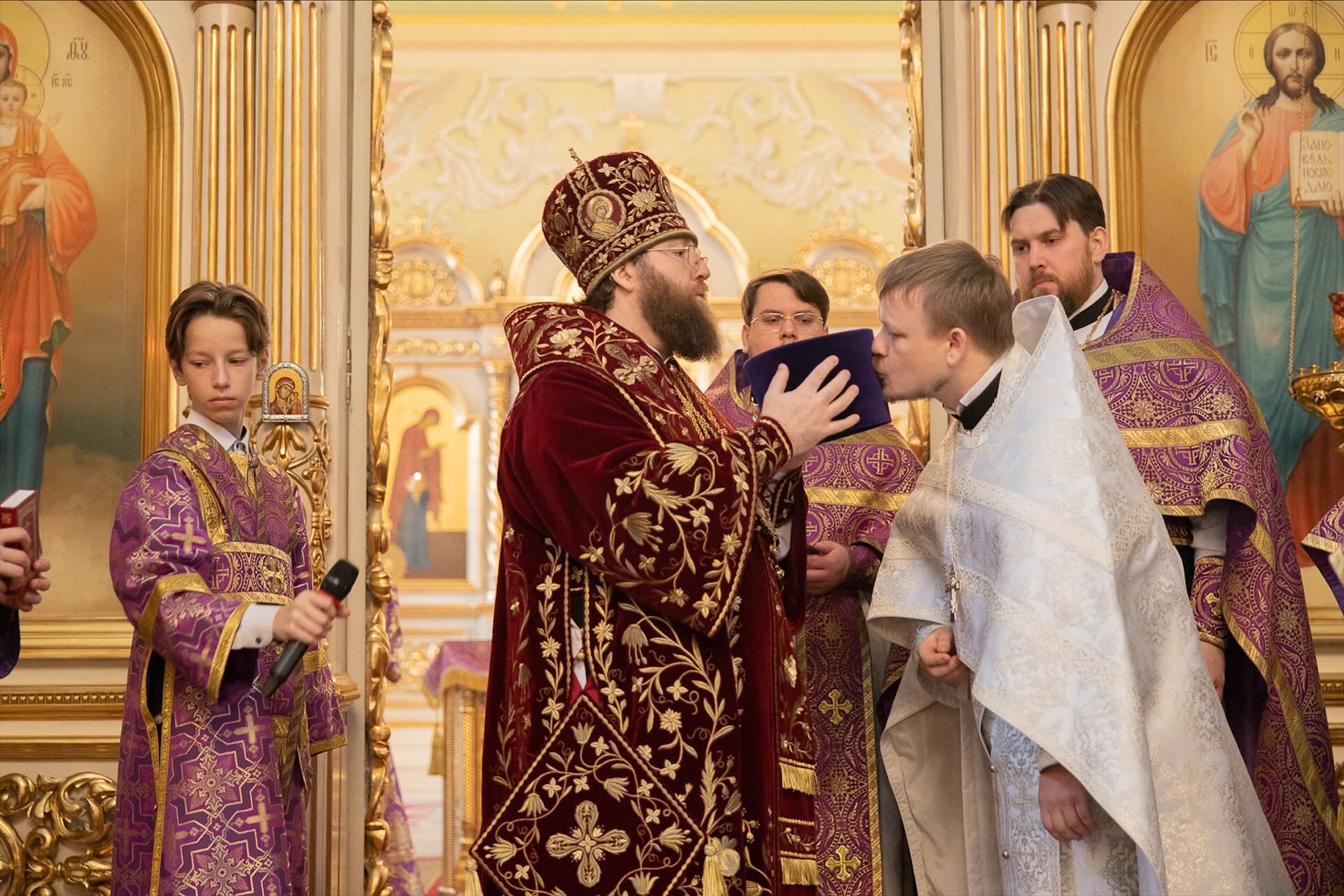 Праздничная литургия в Покровском соборе Барнаула