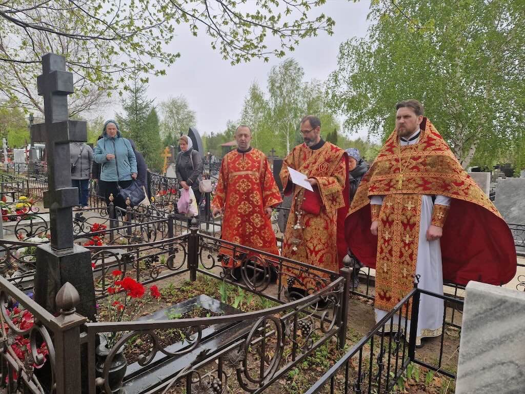 Лития заупокойная совершаемая мирянином на кладбище текст. Кладбищенская Церковь. Церковь Покрова на Громовском кладбище. Радоница.