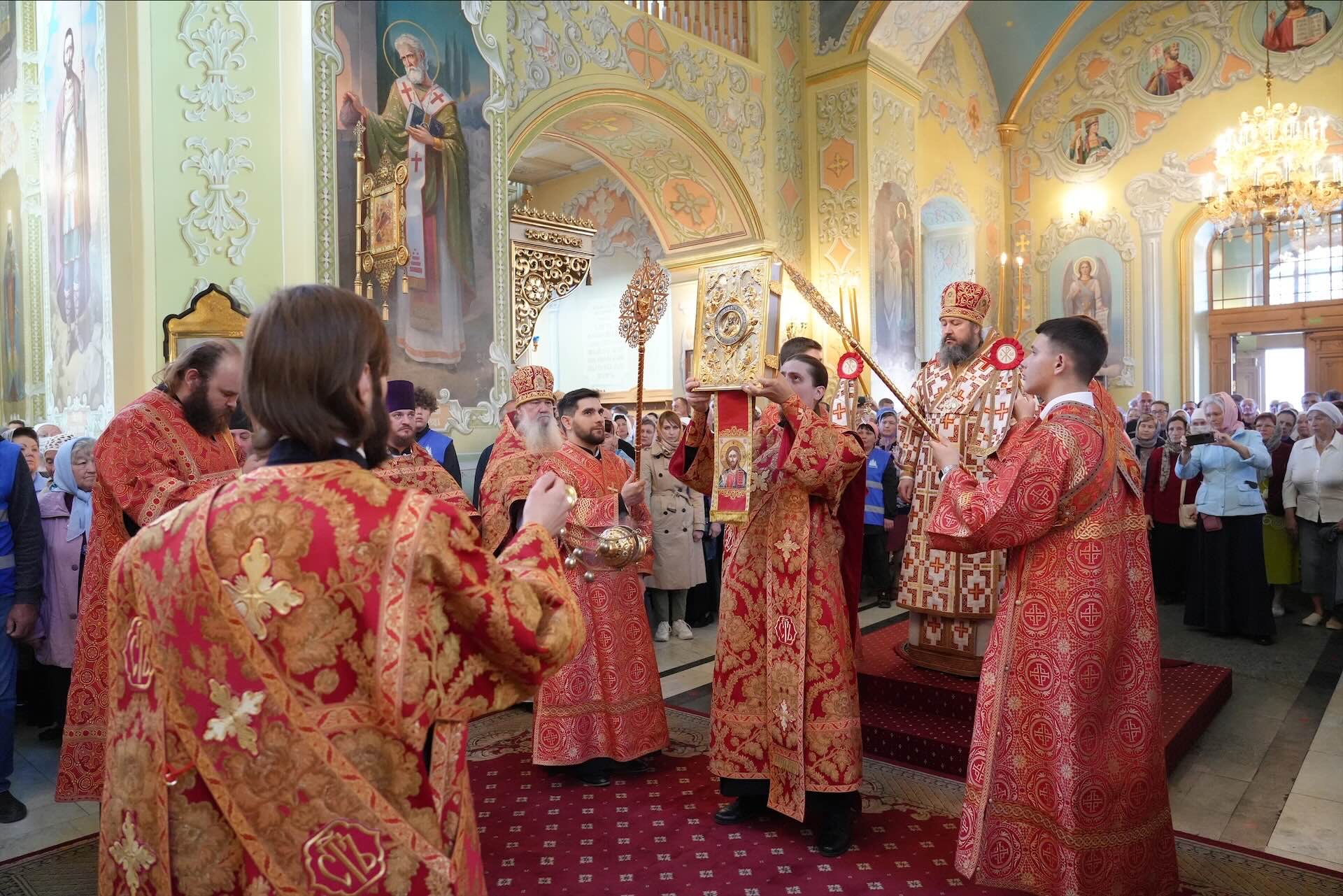 Праздничная литургия в Покровском соборе Барнаула