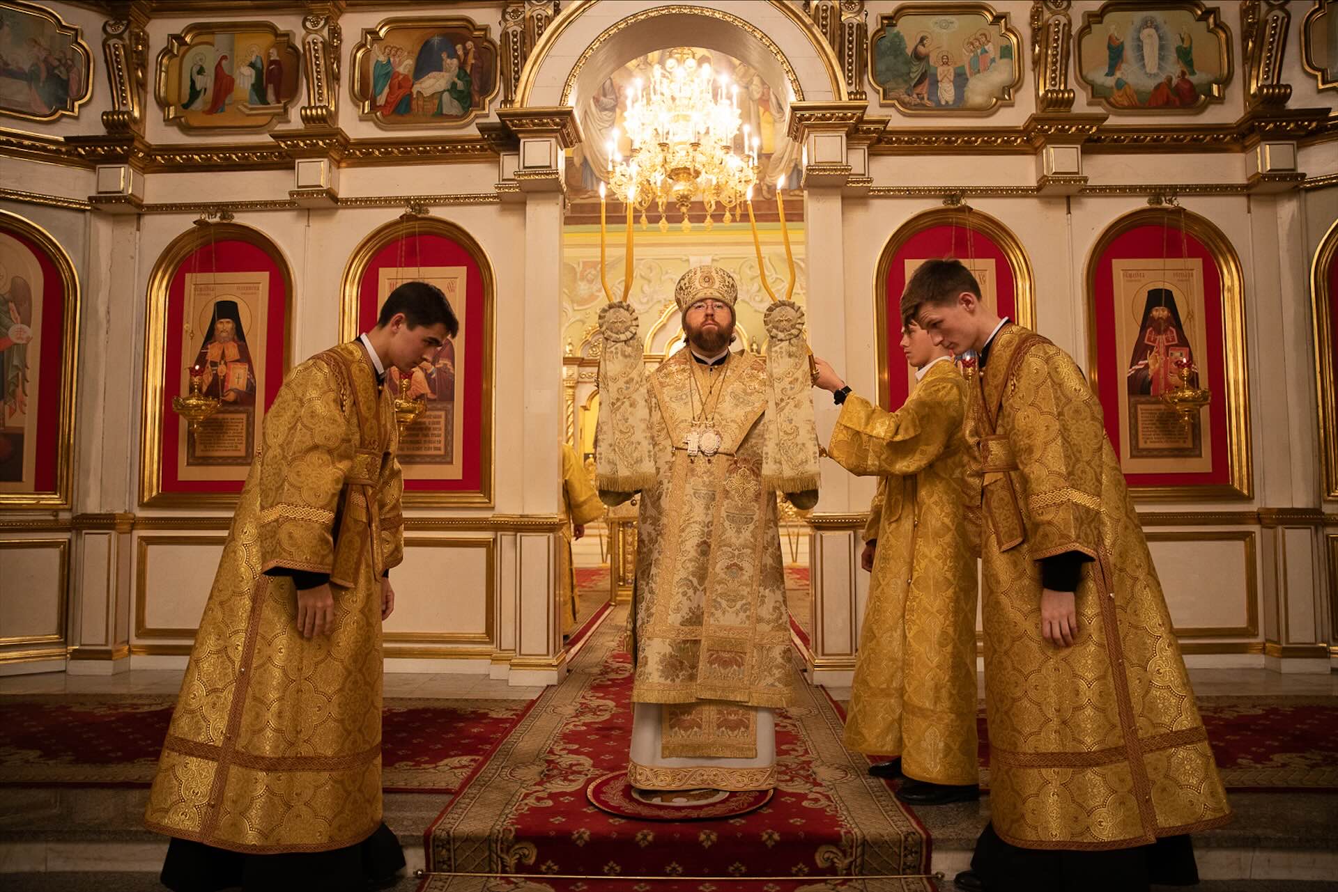 Праздничная литургия в Покровском соборе Барнаула