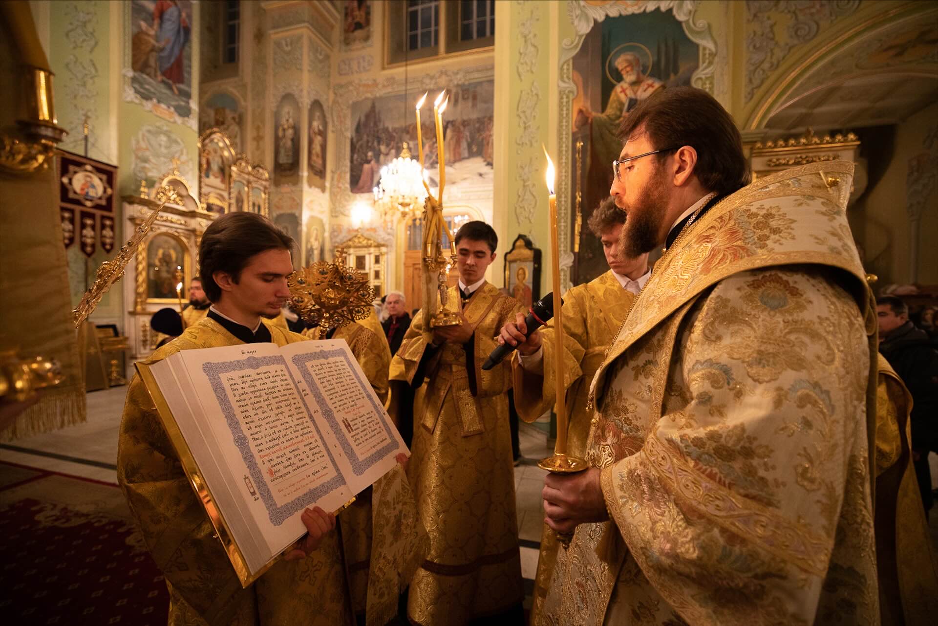 Праздничная литургия в Покровском соборе Барнаула