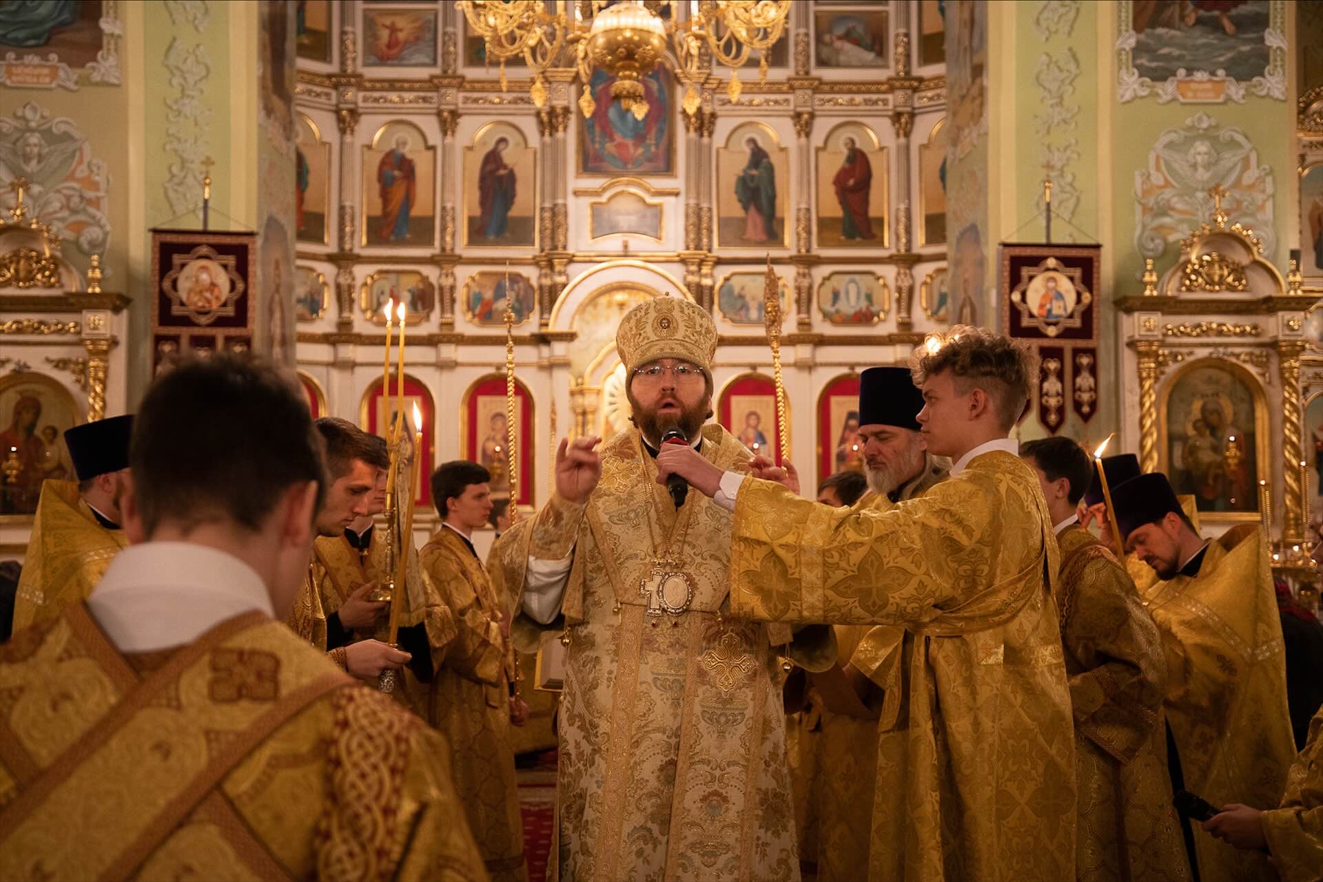 Праздничная литургия в Покровском соборе Барнаула