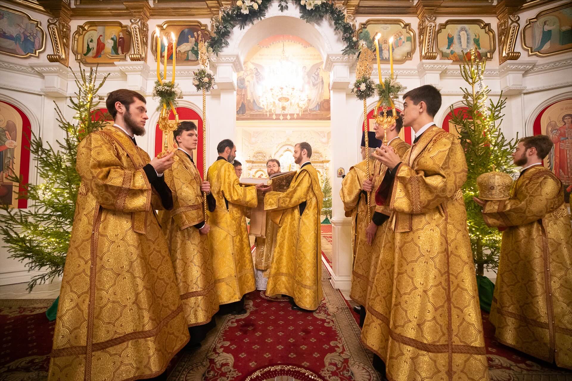 Праздничная литургия в Покровском соборе Барнаула